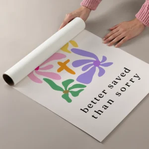 Vrouw rolt poster uit met christelijke tekst er op